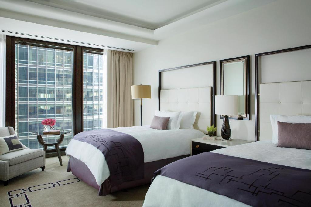 Postel nebo postele na pokoji v ubytování The Langham Chicago