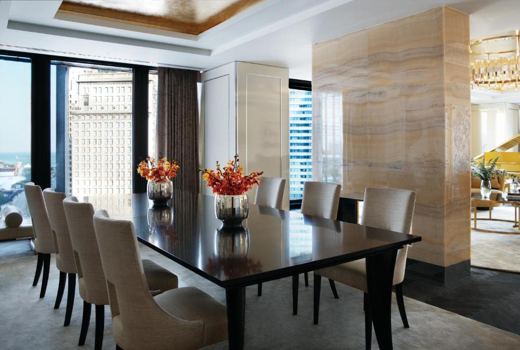 Posezení v ubytování The Langham Chicago