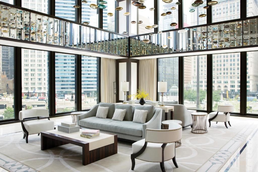 Posezení v ubytování The Langham Chicago