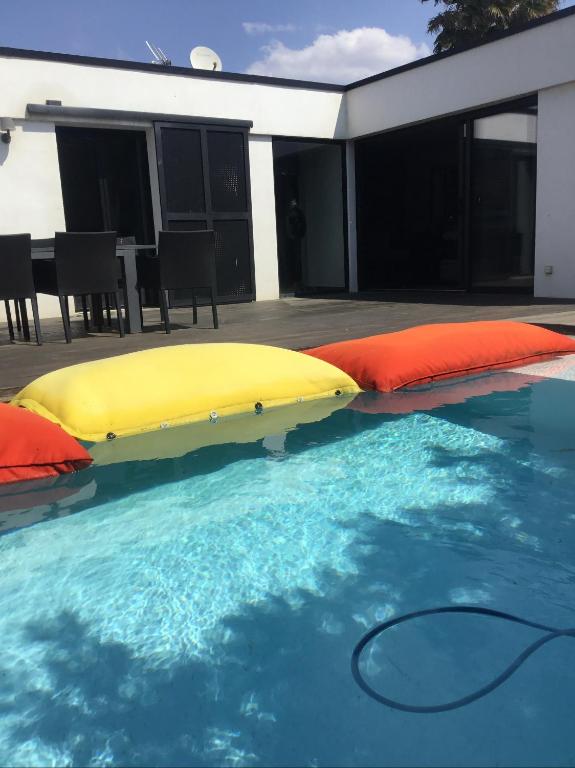 ein Pool mit zwei Kissen darüber in der Unterkunft Villa piscine carnon plage in Mauguio