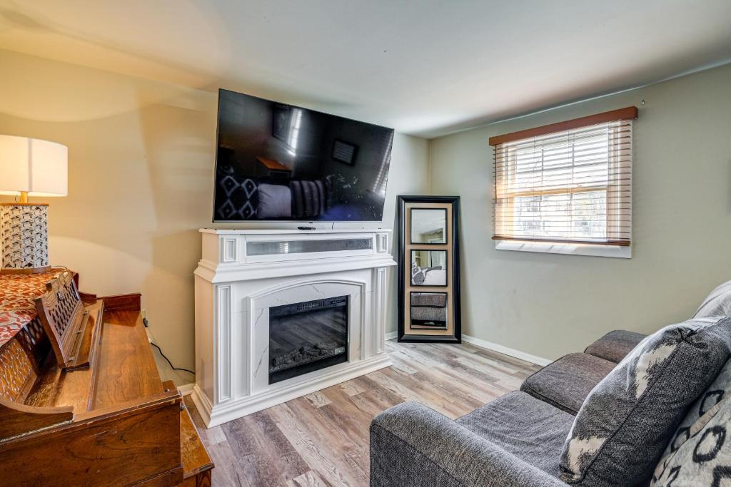 Μια τηλεόραση ή/και κέντρο ψυχαγωγίας στο Commuter-Friendly Studio Near DC and Alexandria!