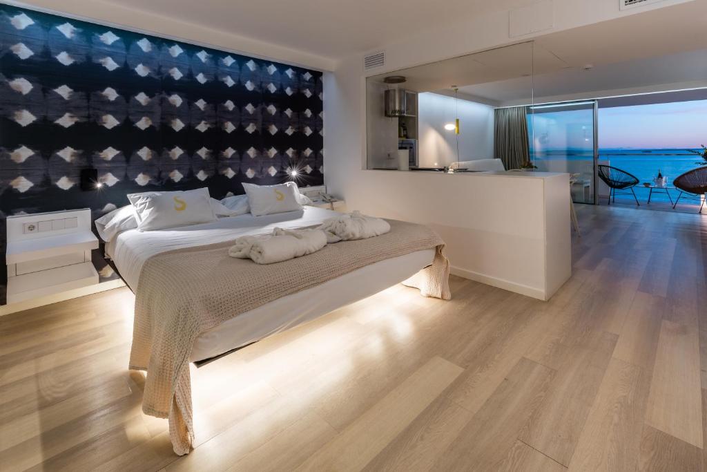 Ένα ή περισσότερα κρεβάτια σε δωμάτιο στο Sud Ibiza Suites