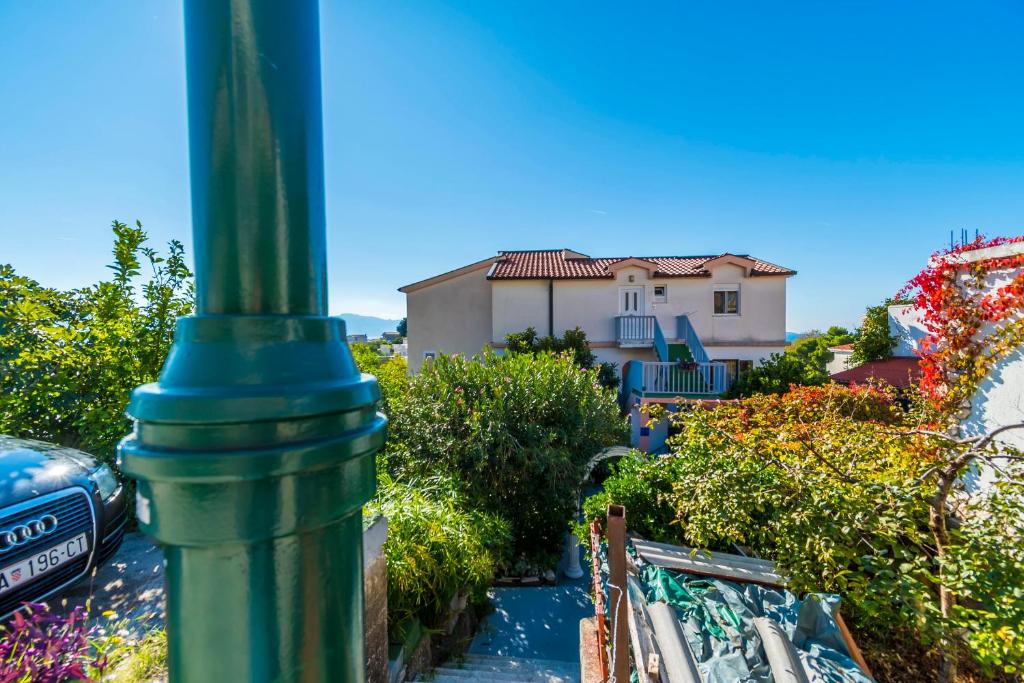 un palo verde davanti a una casa di Apartments Biljana a Gradac (Grado)