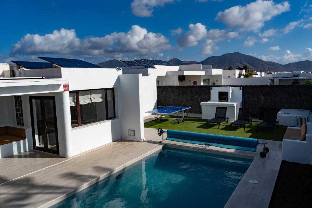 ein Haus mit Pool auf dem Dach in der Unterkunft Villa Cactus - Large Private Plot - Heated Pool & BBQ - Luxury Vacation in Playa Blanca