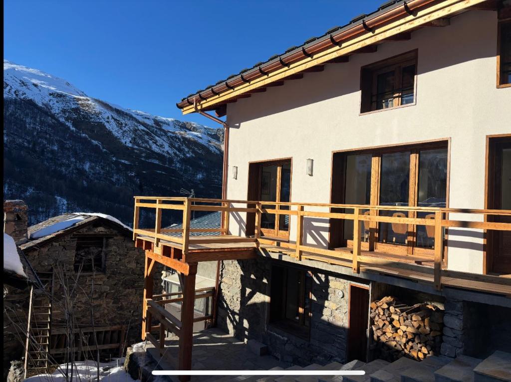 Cảnh núi rừng hoặc tầm nhìn ra núi từ nhà gỗ