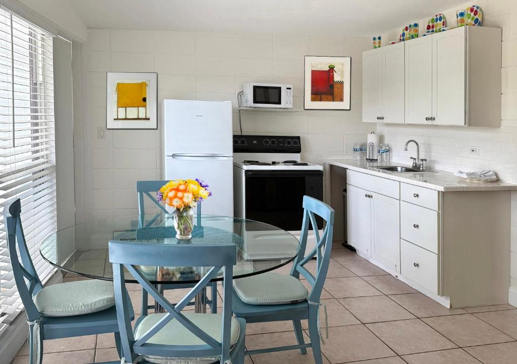 South Beach Place - Vero Beach - Suite Mit Queensize-Bett Und Poolblick