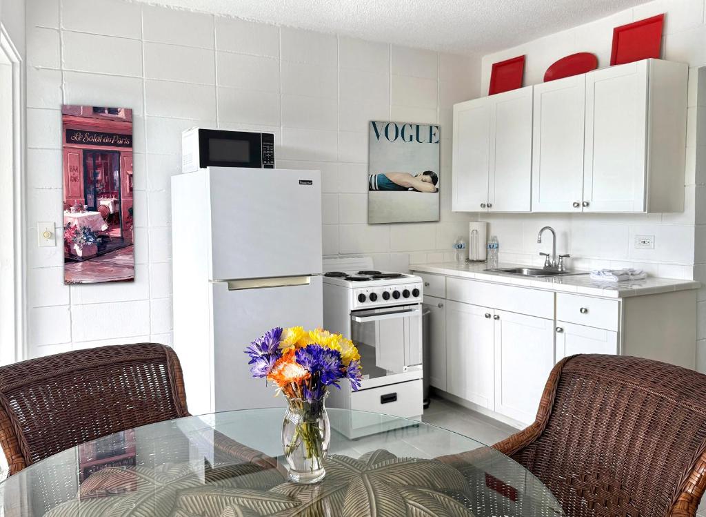 South Beach Place - Vero Beach - Suite Mit Queensize-Bett Und Poolblick