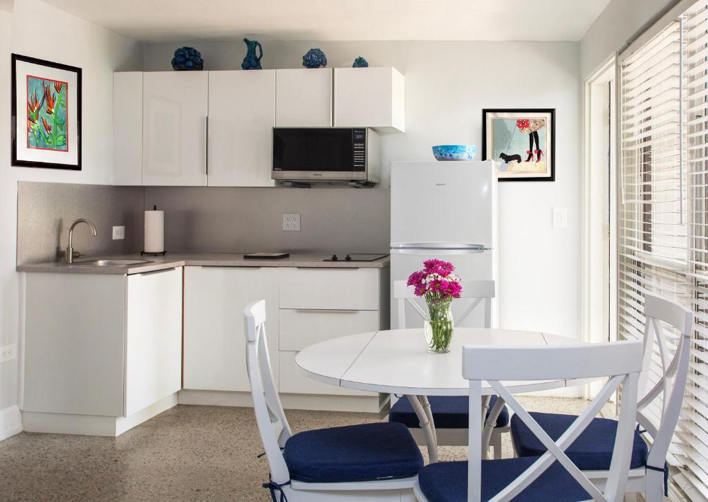 South Beach Place - Vero Beach - Suite Mit Queensize-Bett Und Poolblick