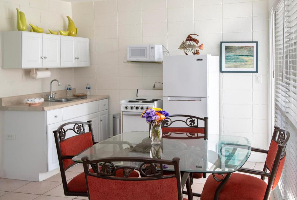 South Beach Place - Vero Beach - Suite Mit Queensize-Bett Und Poolblick