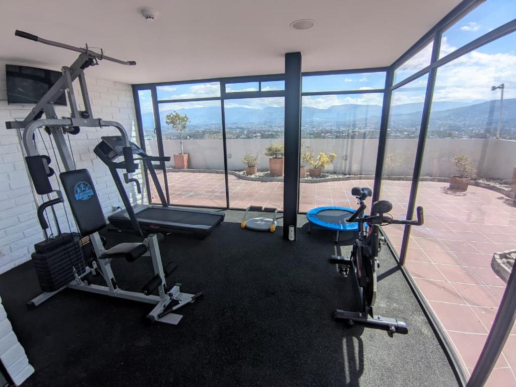 キトにあるSunlight Cumbayaの山々の景色を望むジム付きの客室です。