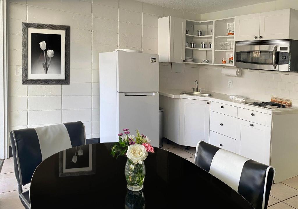South Beach Place - Vero Beach - Suite Mit Kingsize-Bett Und Poolblick