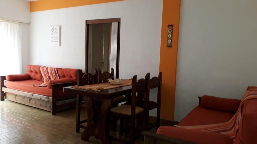 ein Wohnzimmer mit einem Tisch und einem Sofa in der Unterkunft Lucaya in Miramar