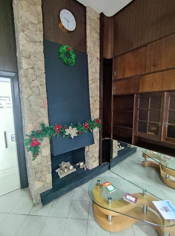 um hall de entrada com lareira e um relógio na parede em Cuba linda, alojamiento, hospedaje 3 habitación económico em Assunção