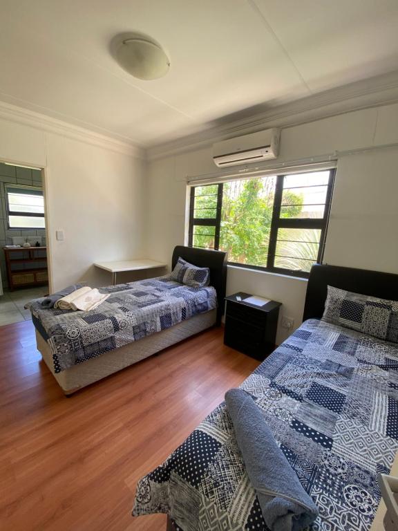 En eller flere senge i et værelse på Windhoek Safari Home