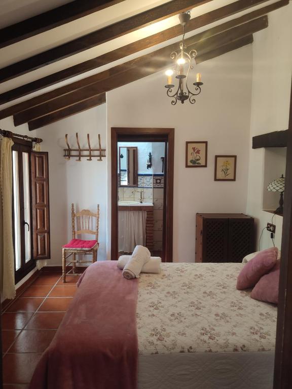 a bedroom with a large bed in a room at Casa Cuesta Gato in Sedella