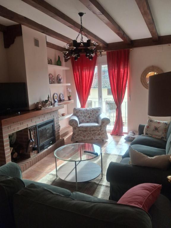 ein Wohnzimmer mit 2 Sofas und einem Glastisch in der Unterkunft Casa Guinda in Gavilanes