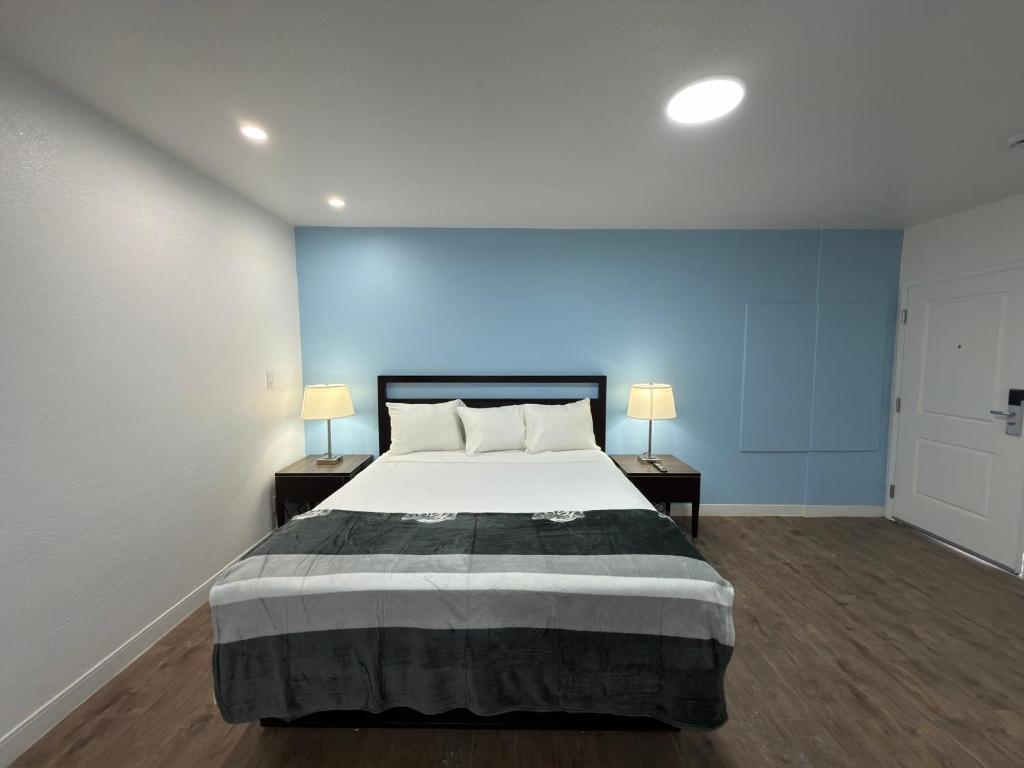 a bedroom with a large bed with two lamps on tables at Florentine Motel And Studio in Bell