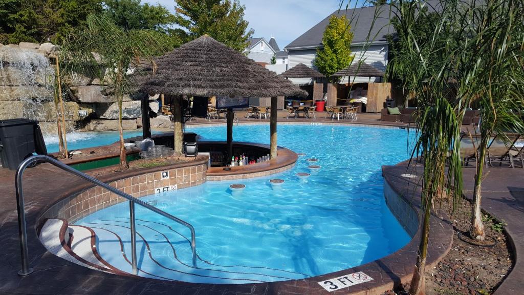 - une grande piscine avec toboggan dans un complexe dans l'établissement Commodore Resort, à Put-in-Bay