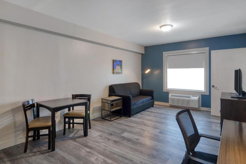 HOM Hotel Gainesville, SureStay Collection by Best Western - 一卧室特大号床套房 - 带客厅 - 禁烟
