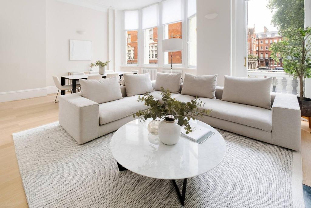 Spectacular Cadogan Square single-level flat w/AC, London (updated ...