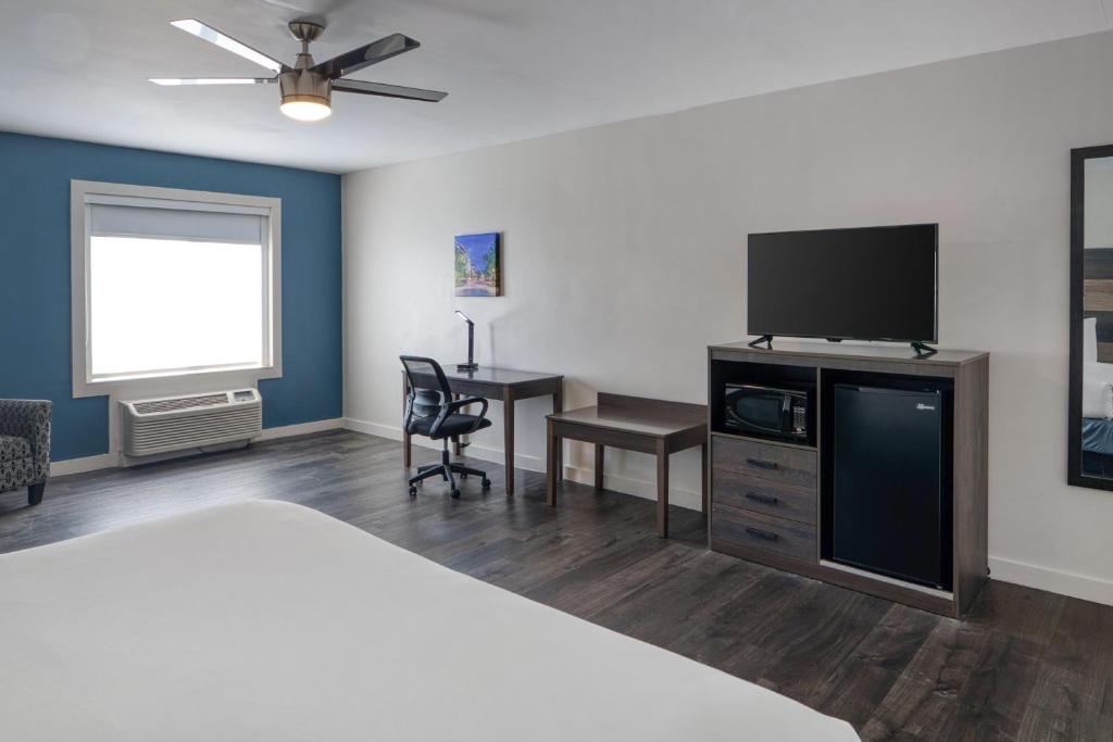 HOM Hotel Gainesville, SureStay Collection by Best Western - Larger King Room With Living Area - Non-Smoking