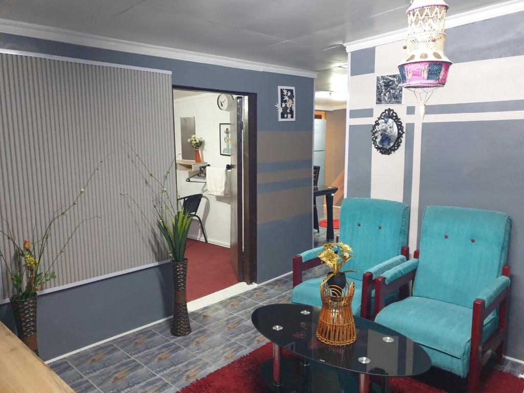 un soggiorno con due sedie e un tavolo di Master's Homestay a Suva
