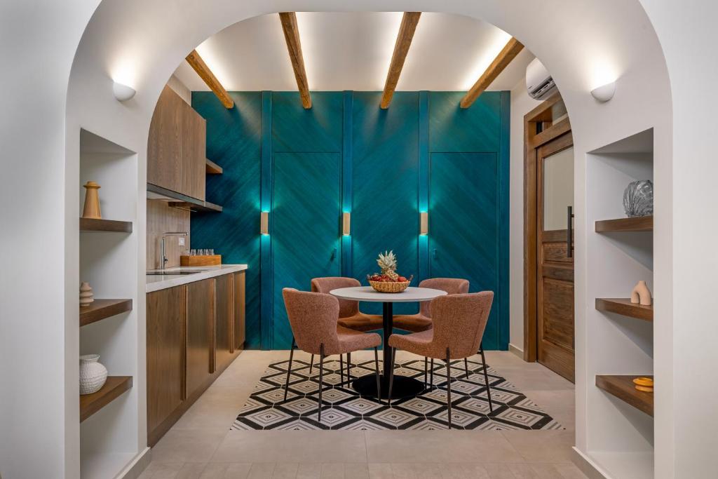 een eetkamer met een tafel en stoelen bij Avaton Boutique Suites in Vrachonisída touArchangélou