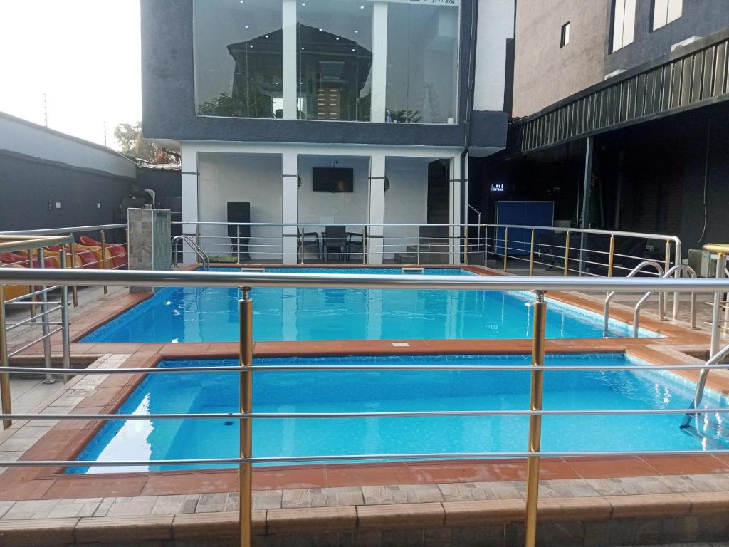 Bazén v ubytování De Baylux Hotel and Suites, Lekki, Lagos nebo v jeho okolí