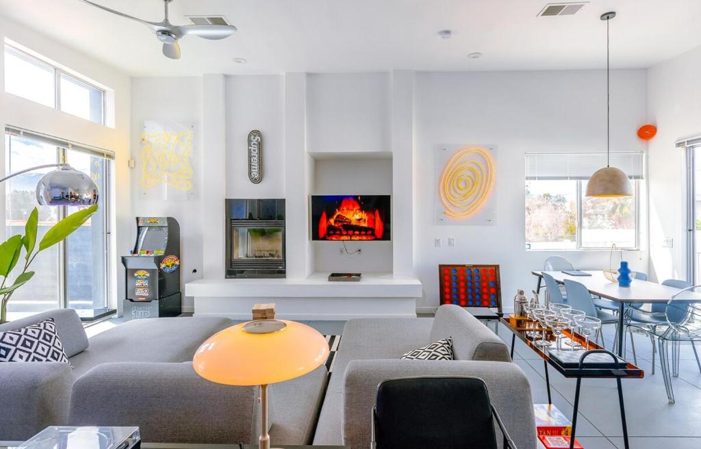 Et opholdsområde på Resort pool, Spa, Game Room, Fireplace & Billiards