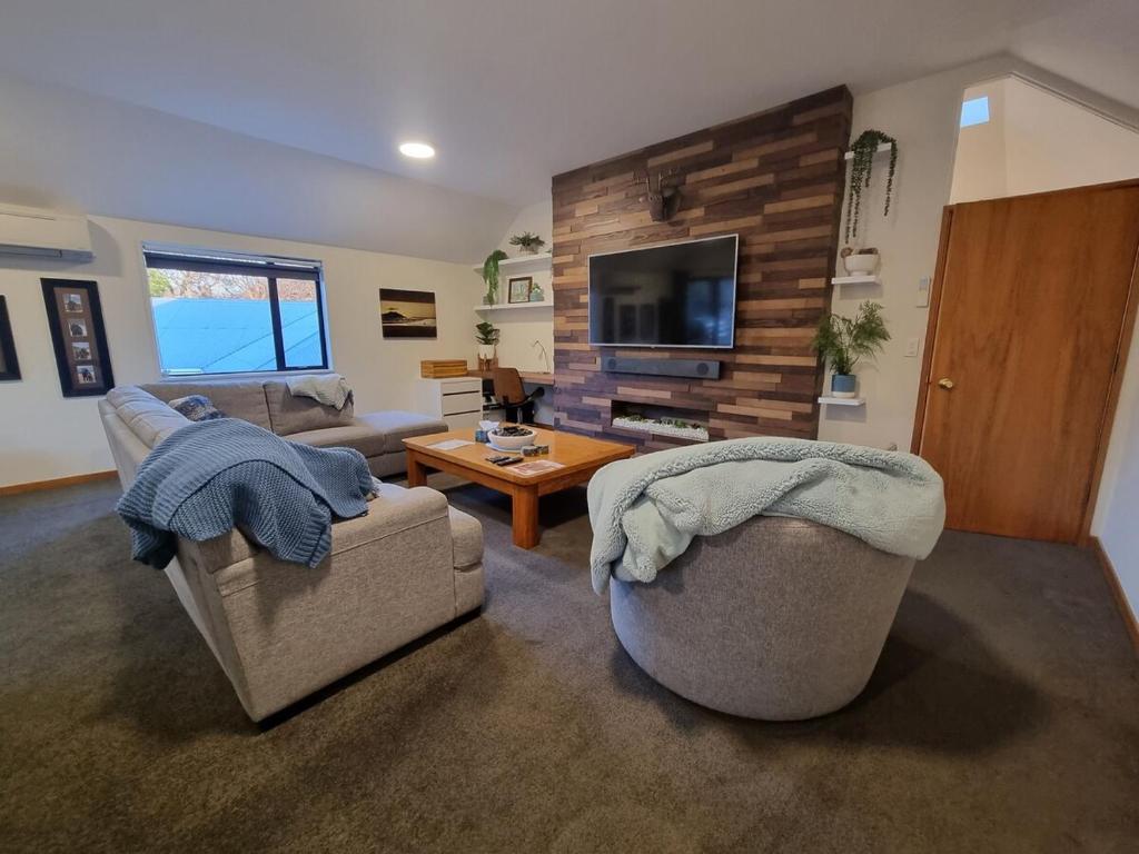 Et tv og/eller underholdning på Home on Hagley with Spa Pool & two car parks