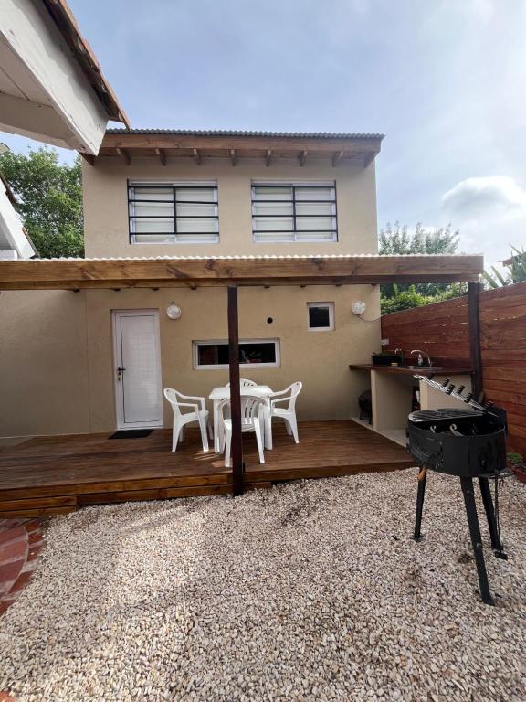 een huis met een houten terras met een tafel en een grill bij Casa nicole2 in Ostende