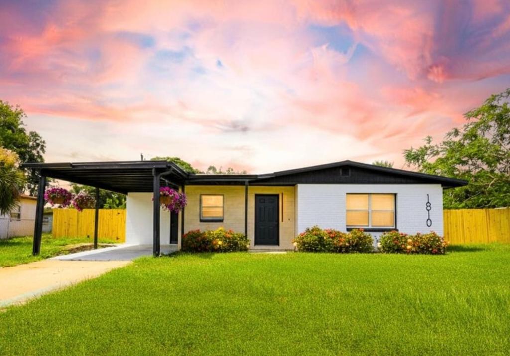 Fotografie z fotogalerie ubytování Cozy Little Villa in the Heart of Cocoa POOL HOUSE v destinaci Cocoa