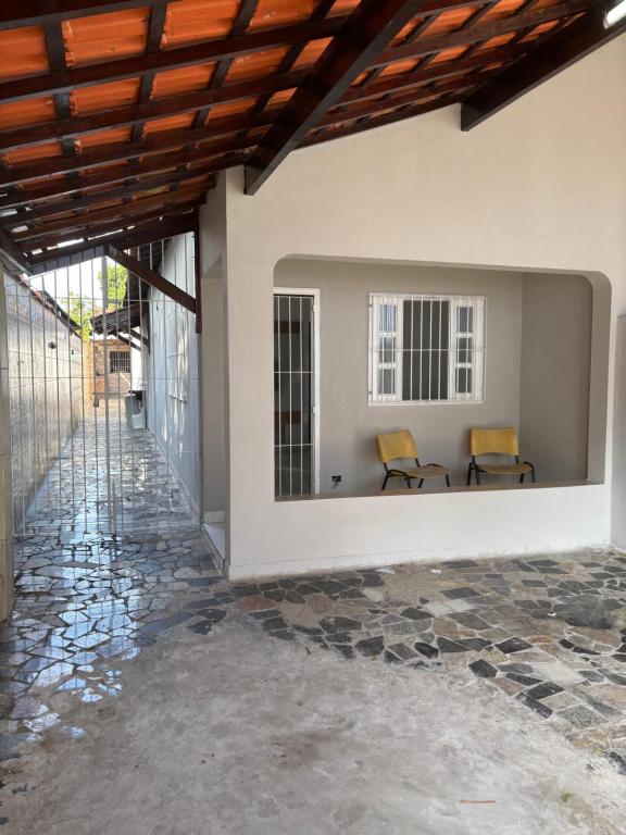 En terrasse eller udendørsområde på Casa espaçosa com Wi-Fi, Tv e Garagem - 300 m do mar