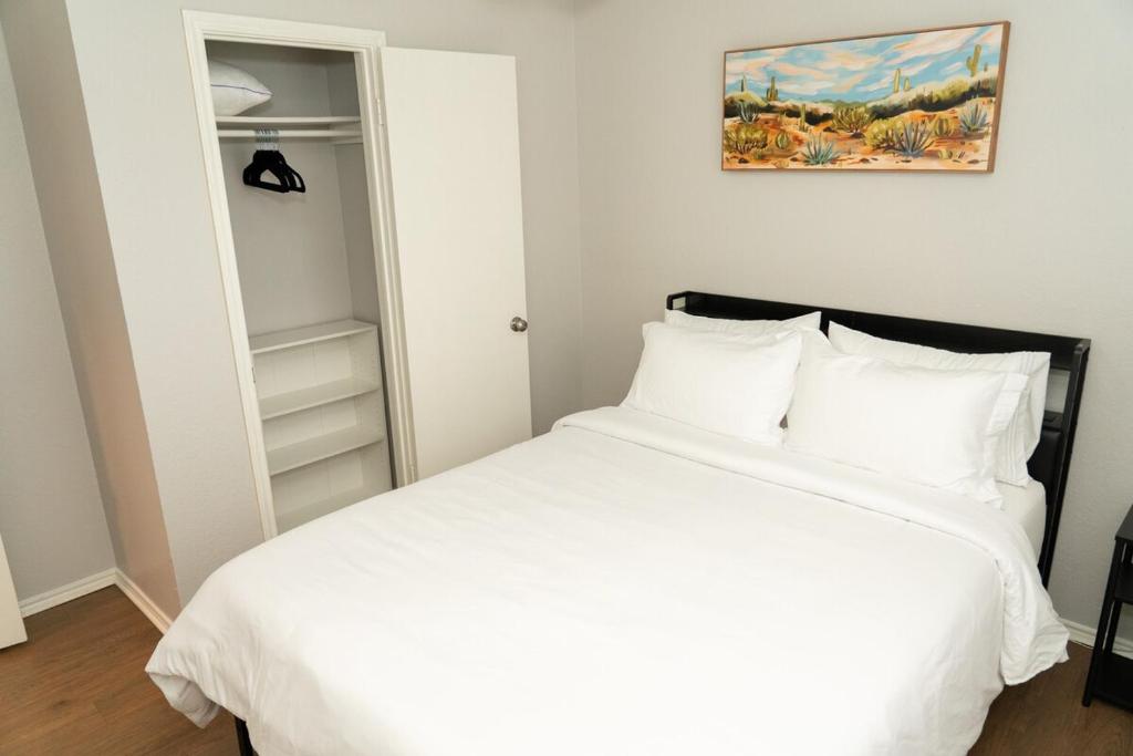 Una cama o camas en una habitación de Keep Austin Weird - 12 mins to DT