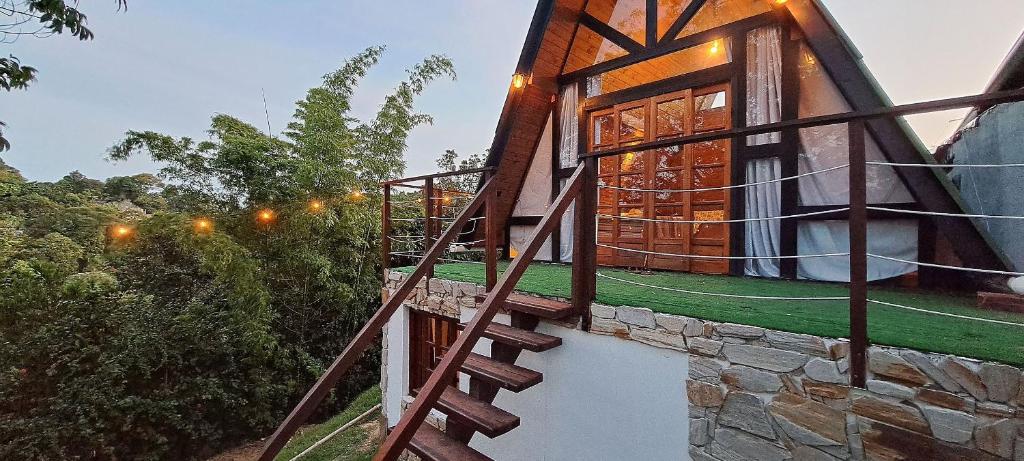ein Gebäude mit einer Treppe neben einem Fluss in der Unterkunft Chalé em Morro de São Paulo in Cayru