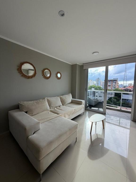 una sala de estar con un sofá y una mesa en Edif Alarif Piso 7F, en Posadas