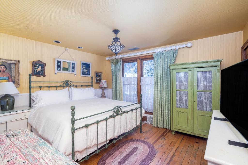 En eller flere senge i et værelse på 432 W, Colorado Ave, home