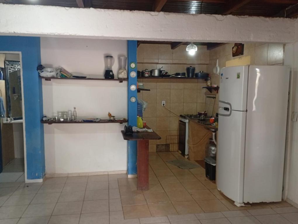 una cucina con frigorifero bianco in una camera di Casa luz a Pipa