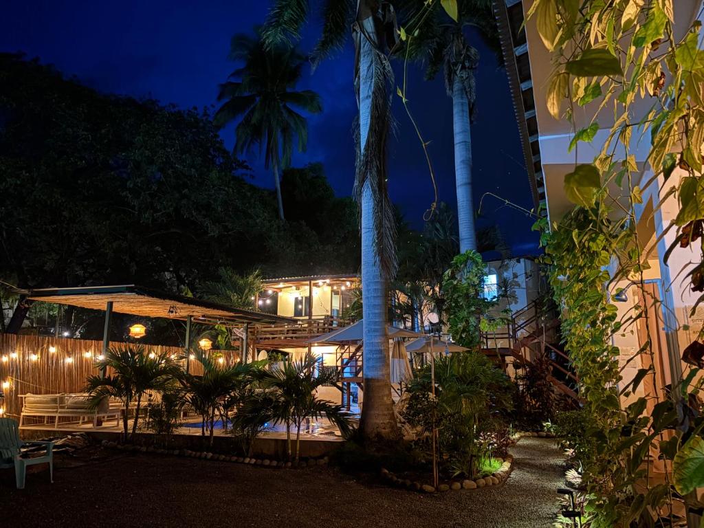 un resort notturno con palme e luci di Dos Palmas a El Sunzal