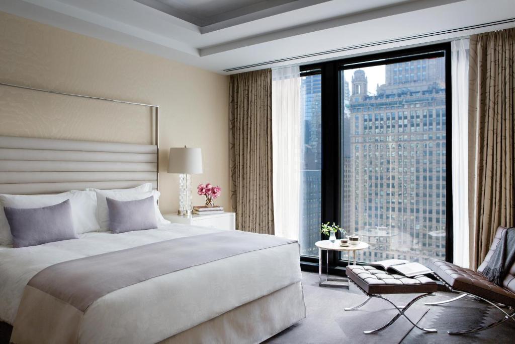 Postel nebo postele na pokoji v ubytování The Langham Chicago