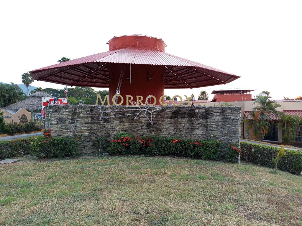 Un cartel de un restaurante marroquí con una sombrilla. en Departamento Morrocoy Ixtapa, en Ixtapa