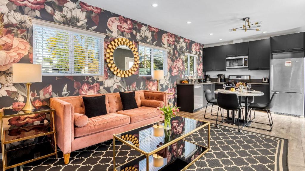 Una cocina o kitchenette en Remodeled 2BDR in Heart of Hollywood w Courtyard Art Deco by AvantStay