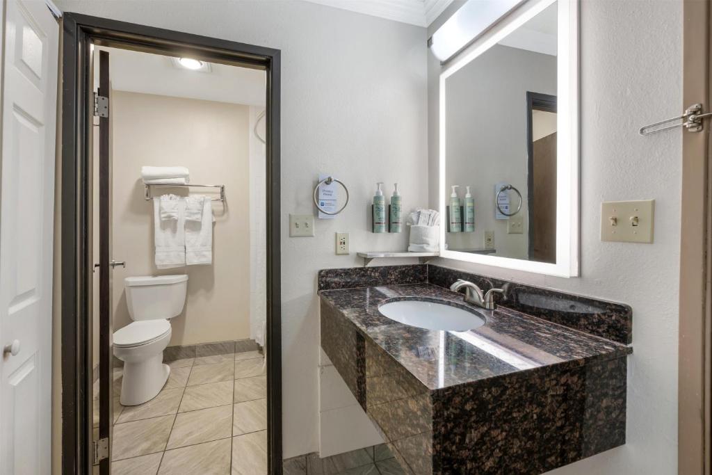 Best Western Airport Albuquerque InnSuites Hotel & Suites photo