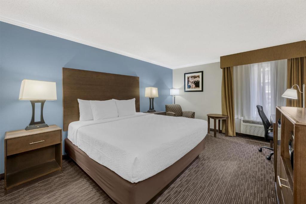 Best Western Airport Albuquerque InnSuites Hotel & Suites photo