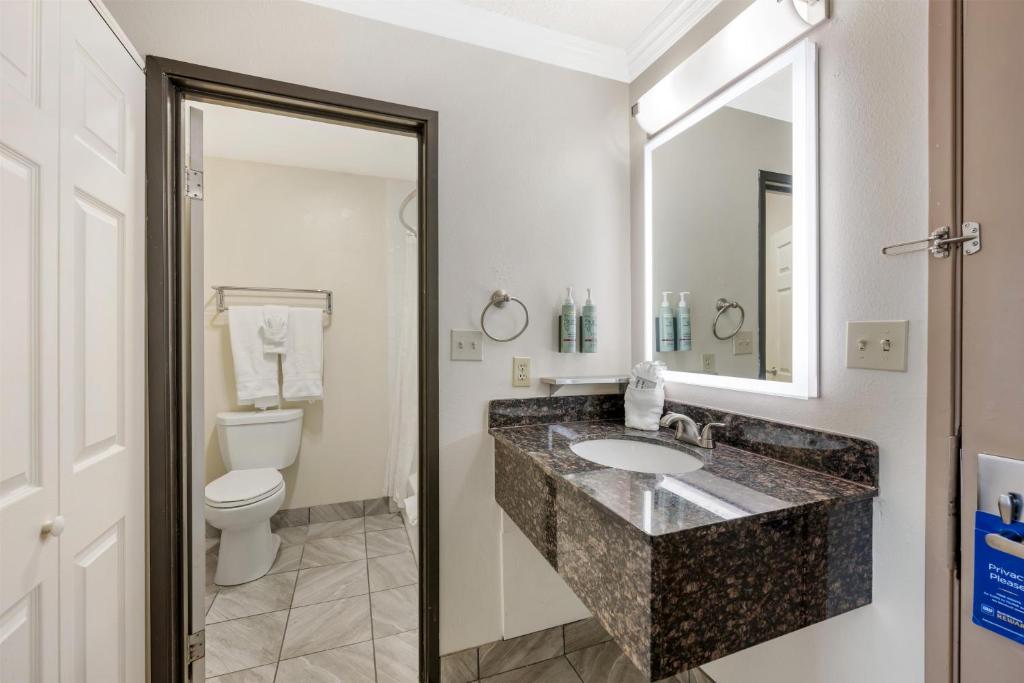 Best Western Airport Albuquerque InnSuites Hotel & Suites photo