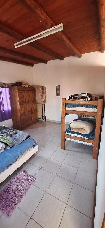 圣何塞Bungalow "El Poli 01"的客房设有两张双层床,铺有瓷砖地板。