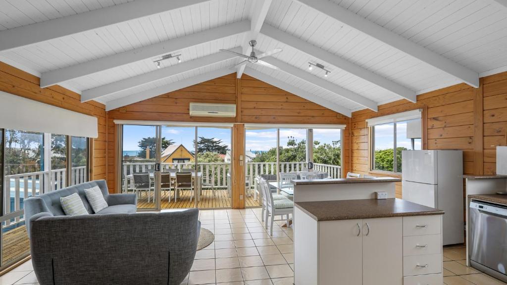 una cucina e un soggiorno in una casa di Dolphin a Apollo Bay