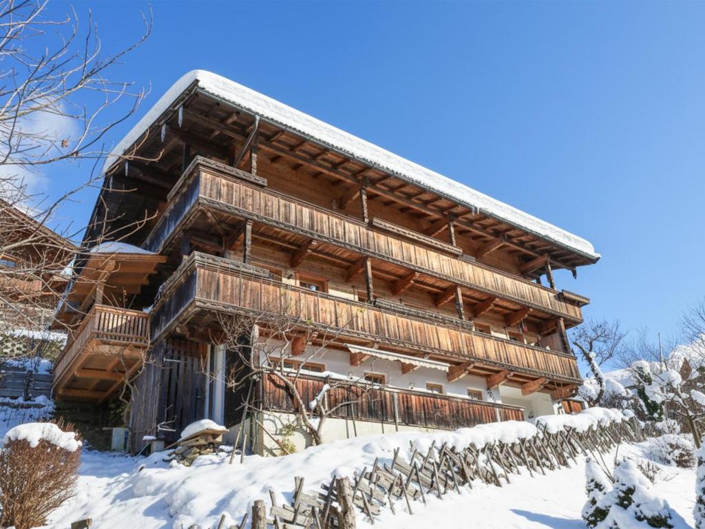 uma cabana de madeira na neve em DAS Alpbach em Alpbach