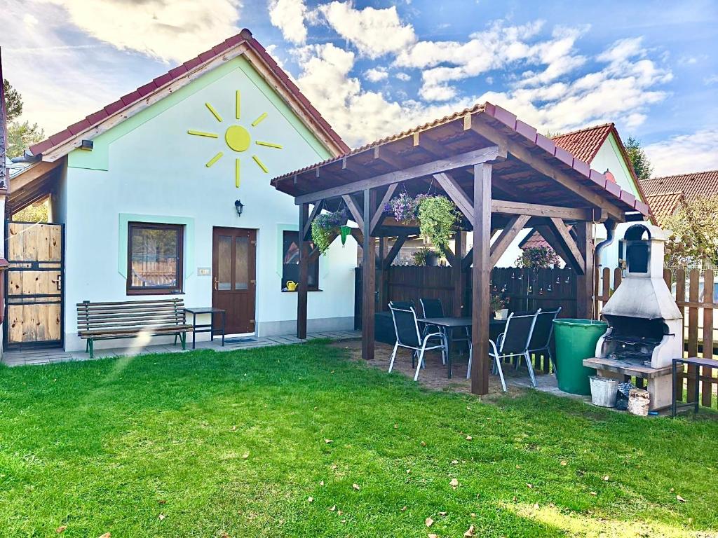 een huis met een picknicktafel en een grill in een tuin bij U Rožmberka Třeboňsko in Lužnice