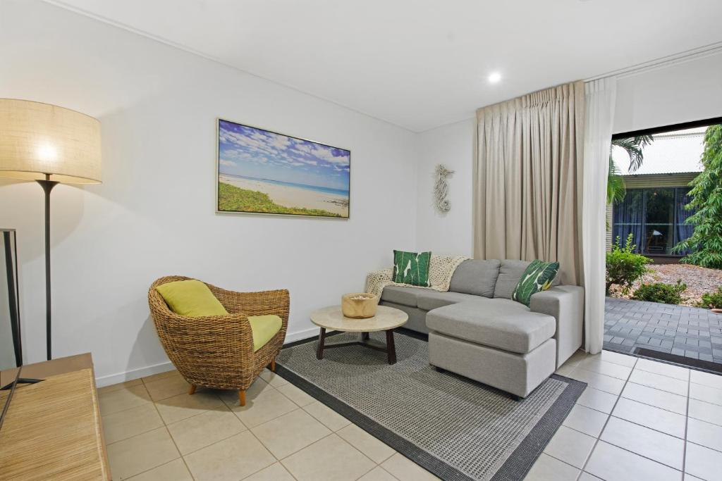 Et opholdsområde på Palm Oasis at Oaks Sanctuary Resort Cable Beach